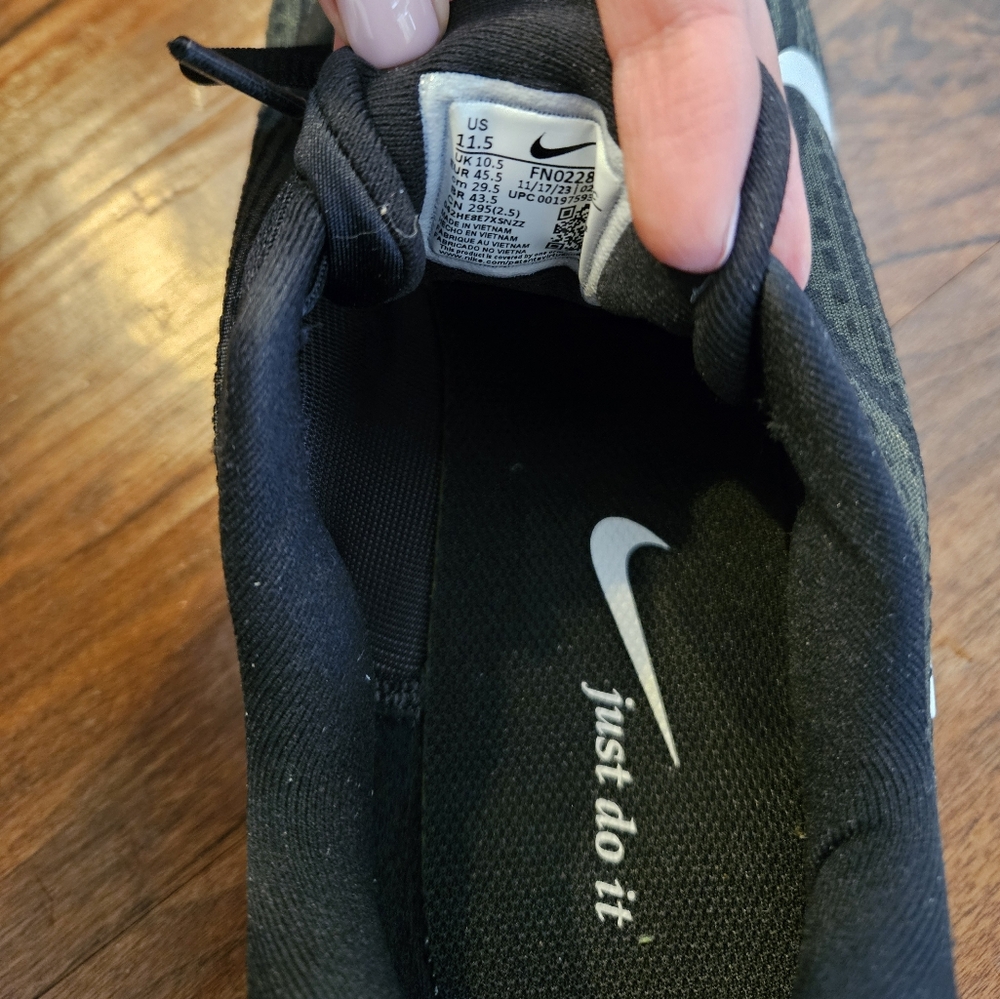 Men's Black Nike Running Shoes - Picture 5 of 6